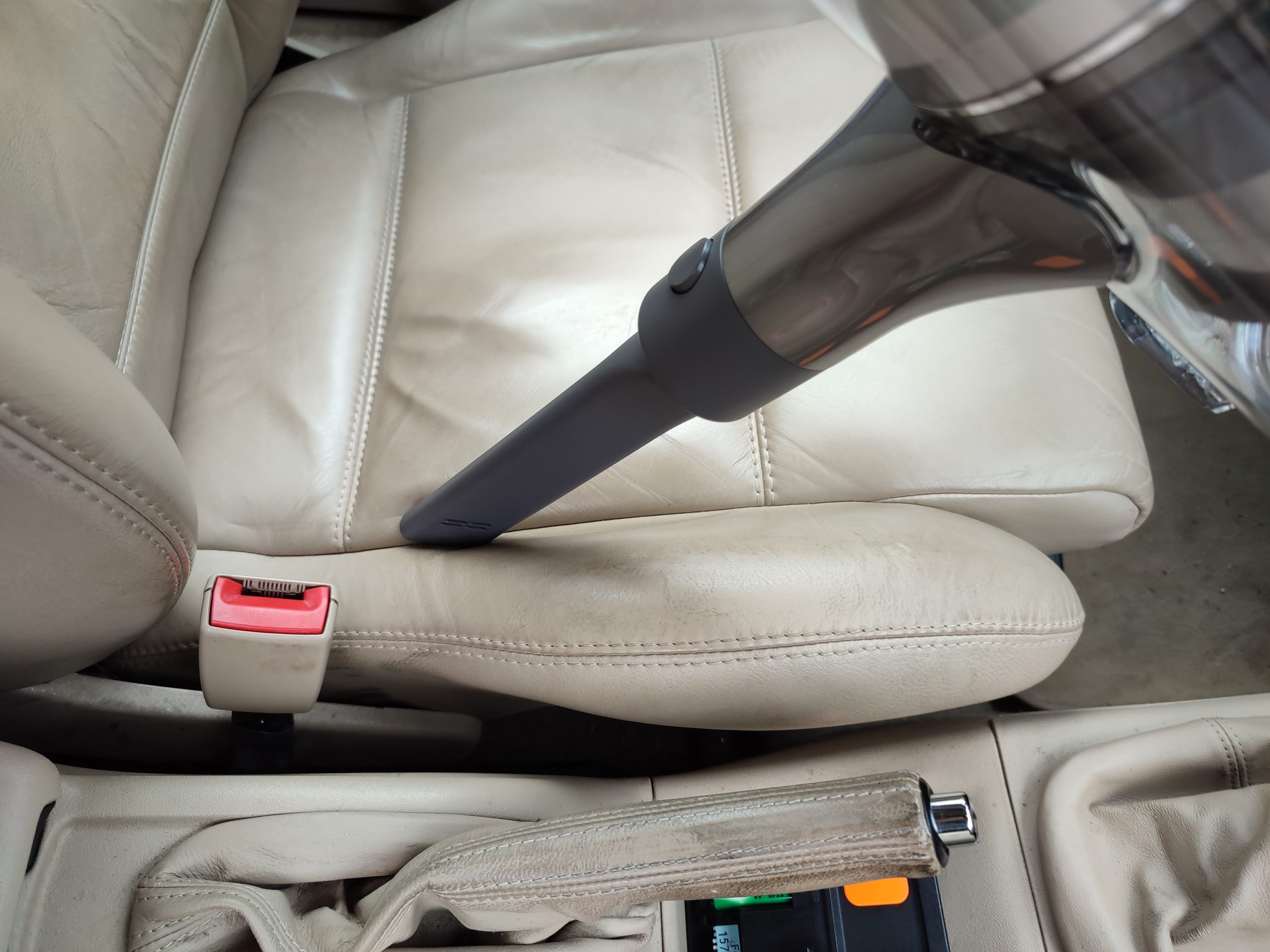 Auto Innenraum richtig reinigen Sitze Naht