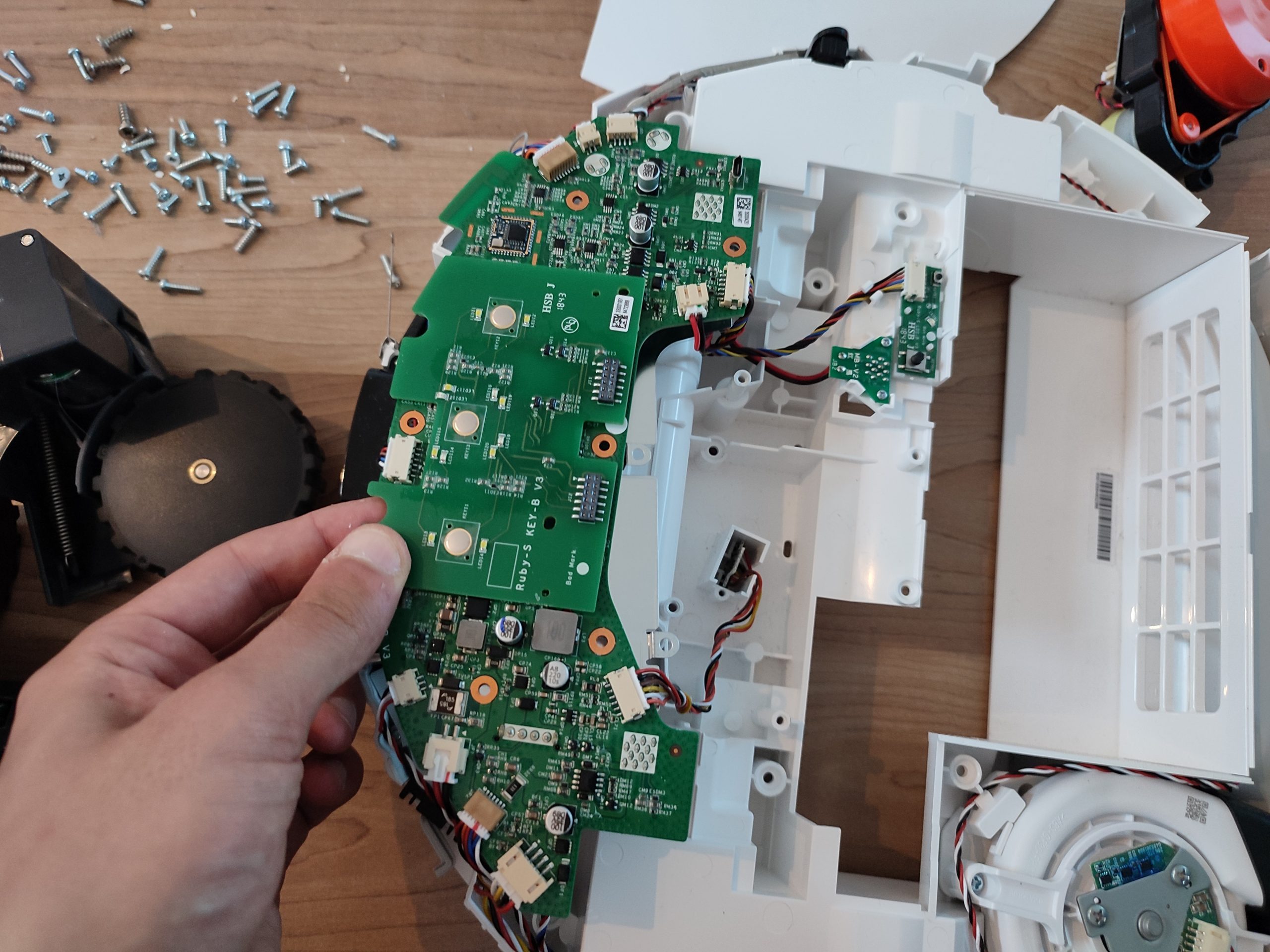 Saugroboter reparieren Reparatur Elektronik Verkabelung