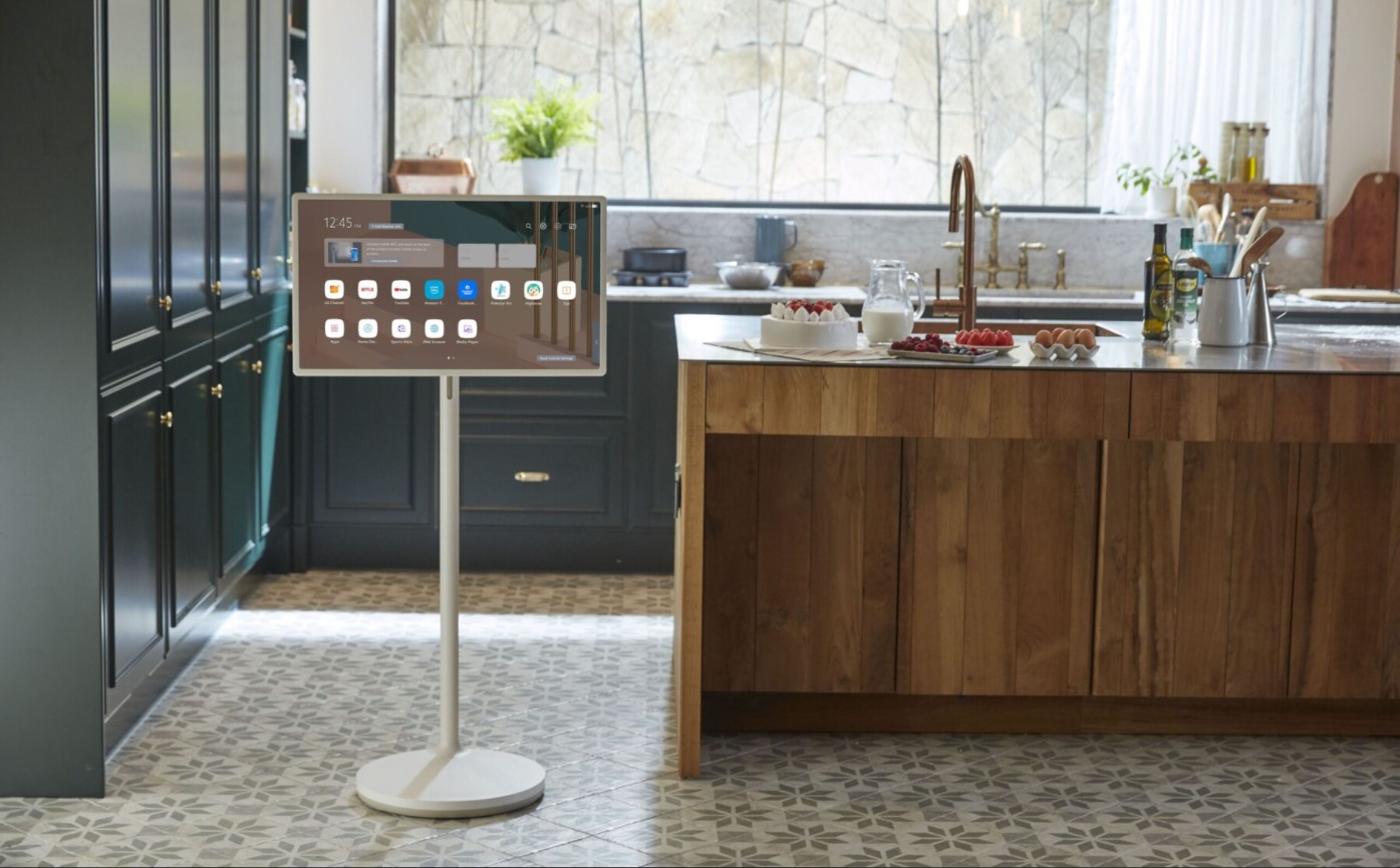 LG StanbyME Akkubetriebener TV mit rollbarem Ständer und Touchscreen