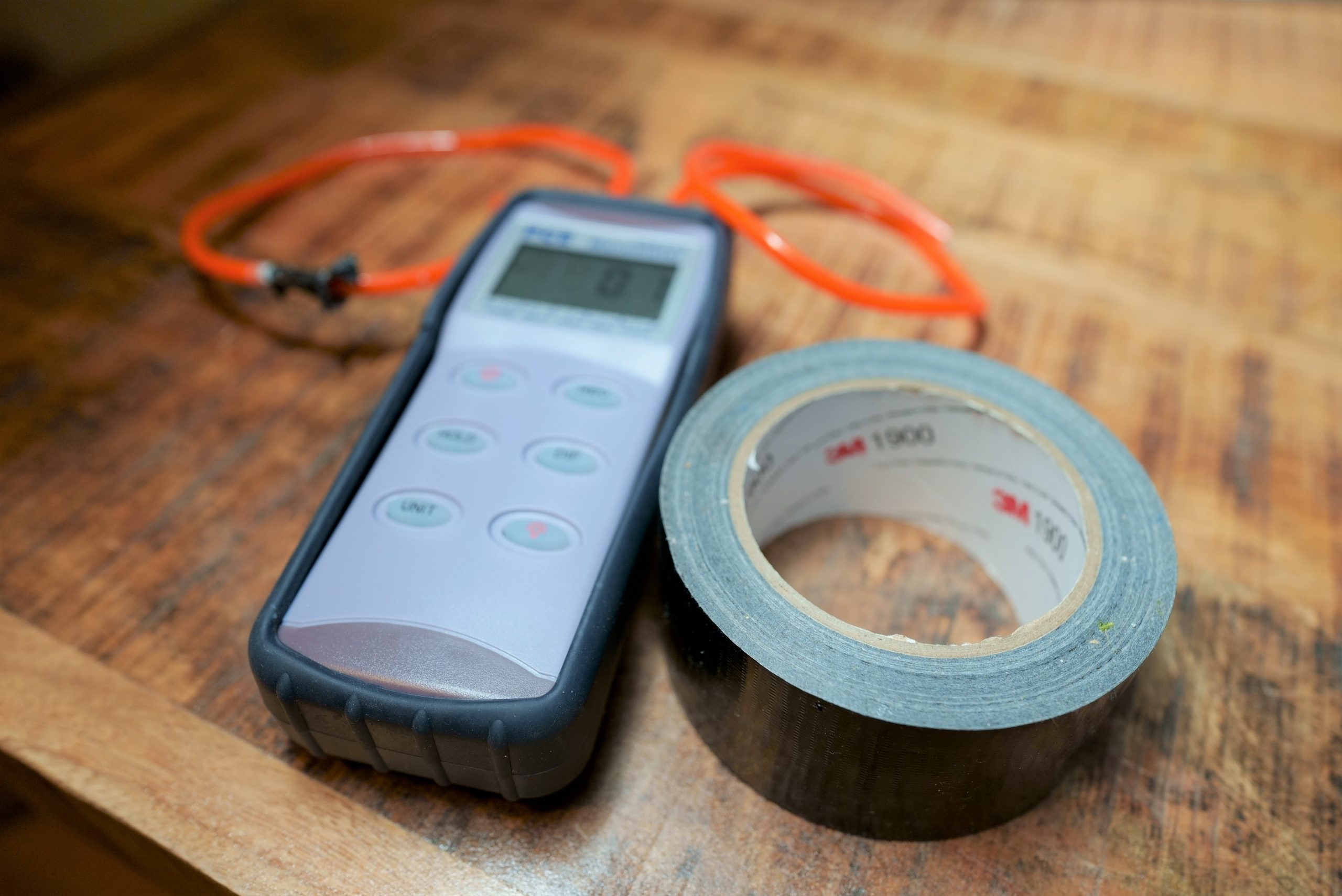 Saugkraft bei Akkusaugern messen Digitalmanometer mit Klebeband anbringen