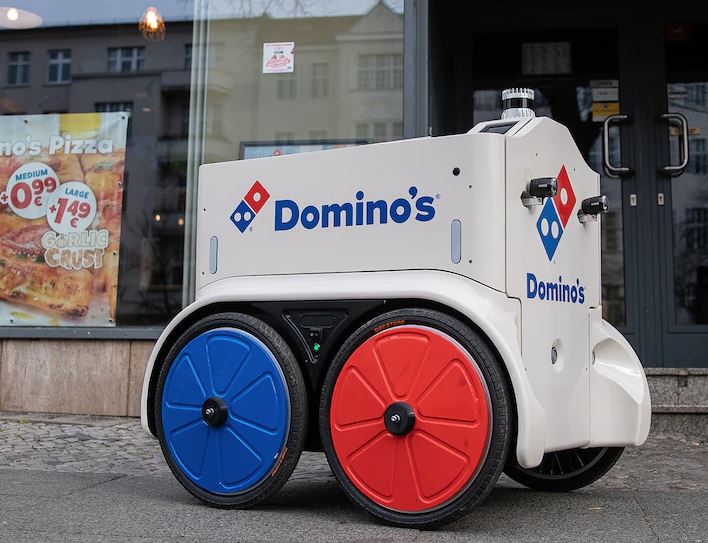 Dominos Lieferroboter Roboter liefert Pizza