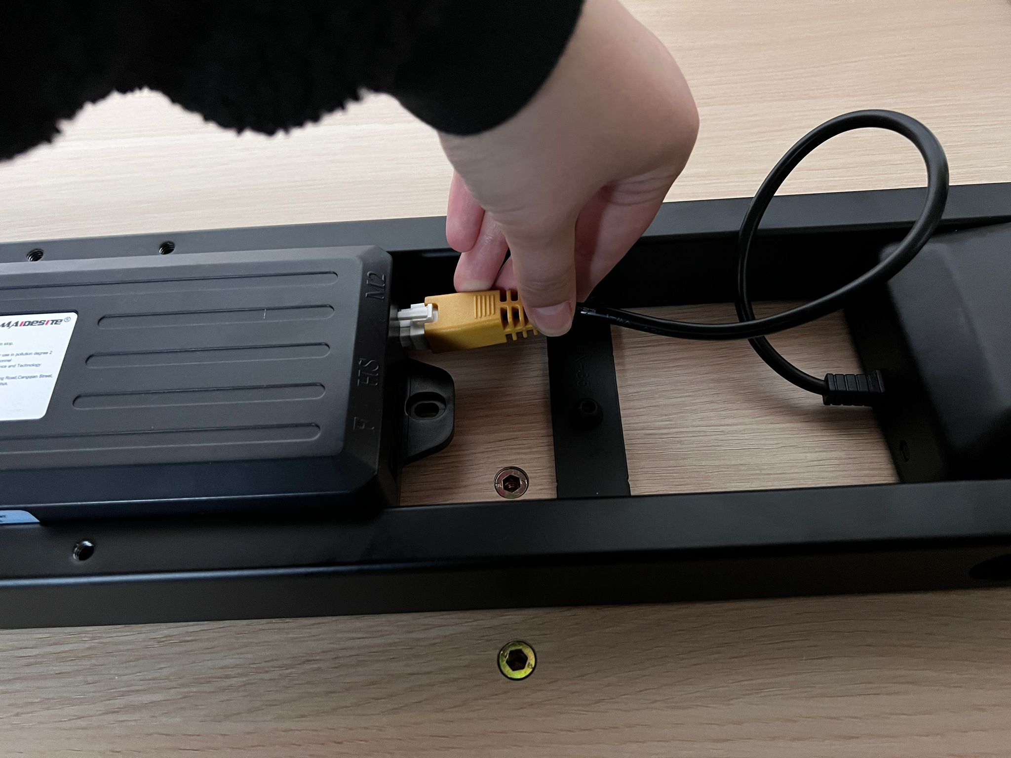 Maidesite T2 Pro elektrisch höhenverstellbarer Schreibtisch Akku Unterseite montieren