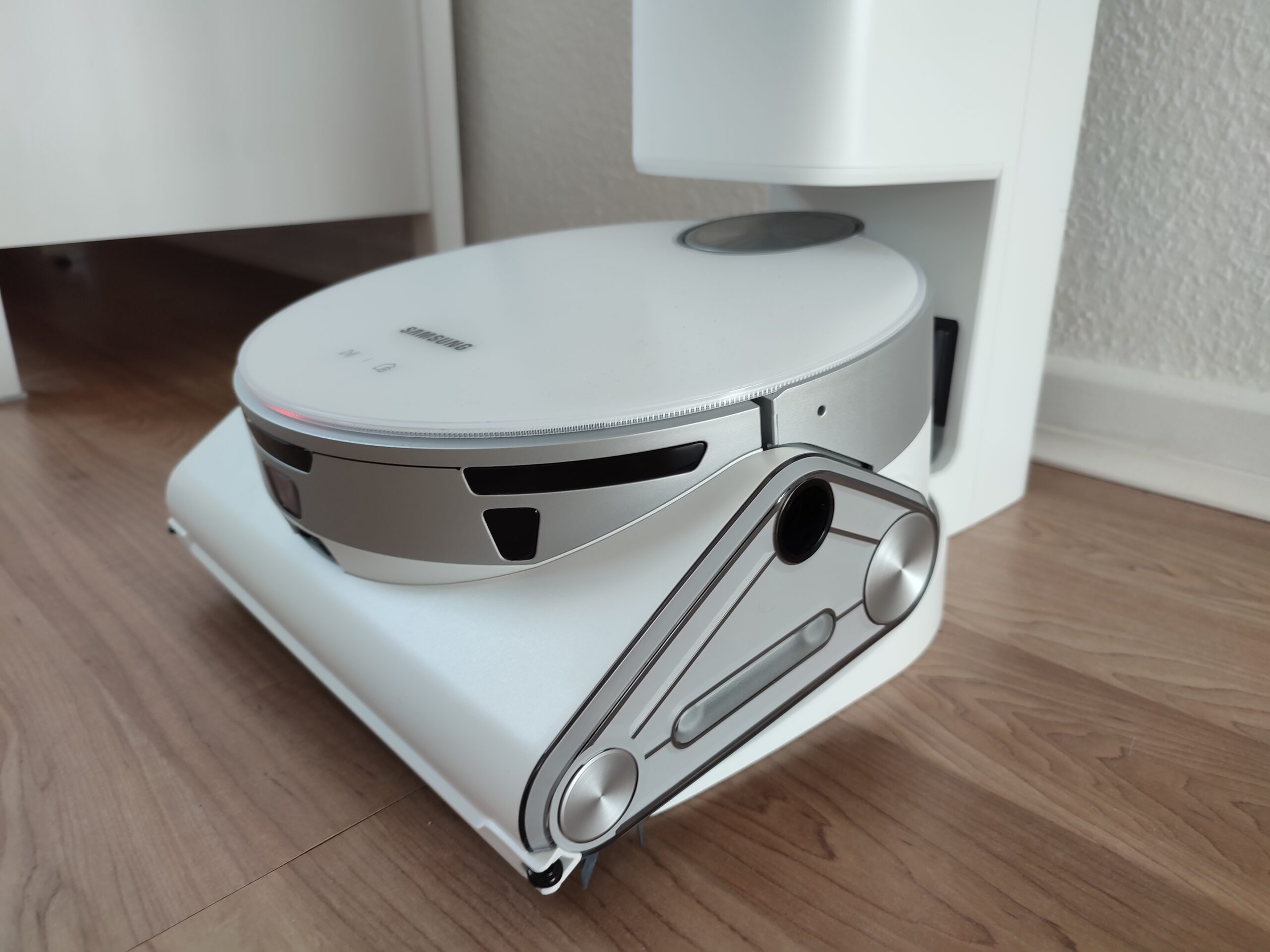 Samsung Jet Bot AI+ Saugroboter Design Optik an Absaugstation