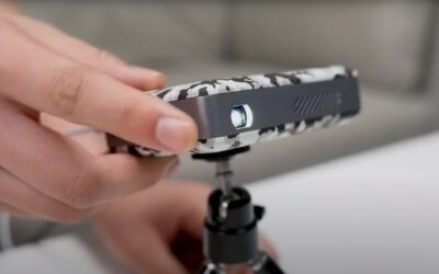 TouTou Mini Projektor im Camouflage-Design wiegt lediglich 300 Gramm