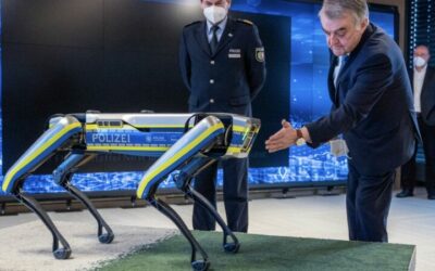 Polizei Nordrhein-Westfalen testet weiteren Roboterhund von Boston Dynamics: Spot mit Greifarm