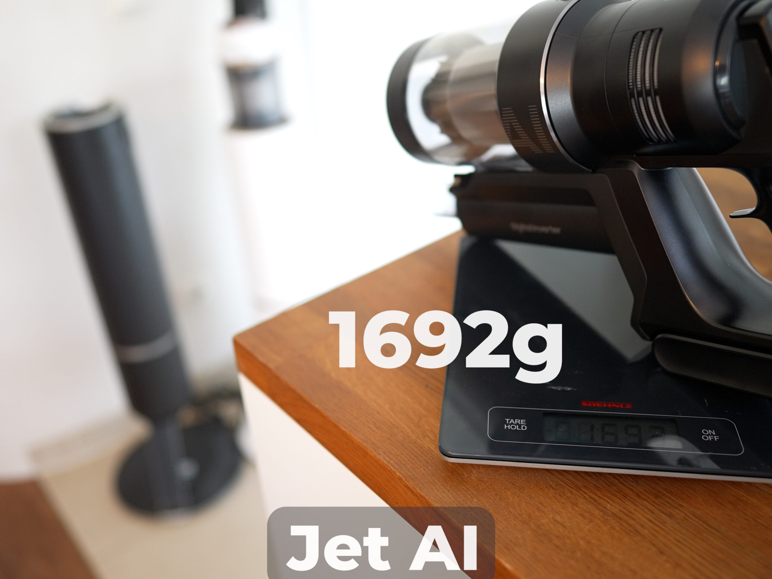 Das Gewicht des Samsung Bespoke Jet AI Akkusaugers ist im Vergleich zum Dyson deutlich niederiger